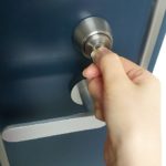女性の一人暮らしでおすすめ防犯対策!防犯グッズも紹介