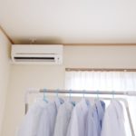 部屋干しした洗濯物を早く乾かす方法!ニオイ対策や便利グッズも紹介
