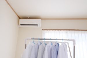部屋干しした洗濯物を早く乾かす方法!ニオイ対策や便利グッズも紹介