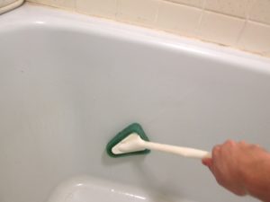 風呂の掃除方法、排水口や浴槽・ドアなどを簡単に綺麗に掃除する方法