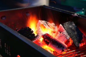 BBQでの炭の選び方と火の点け方のポイントと点け方、火力調整の方法