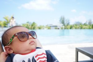 赤ちゃんにも日焼け止めが必要な理由、選び方と塗り方、落とし方