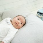 赤ちゃんの室内での暑さ対策、冷房の使い方やおすすめのや服装について
