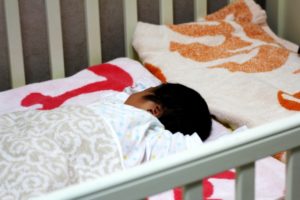 赤ちゃんの夜の熱中症対策、室温湿度管理と水分補給のタイミング