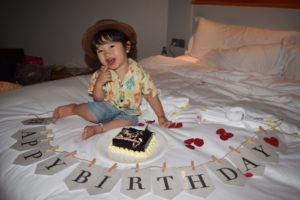 赤ちゃんの誕生日やハーフバースデーの記念撮影を盛り上げるアイテム4選