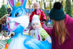 夏に赤ちゃんと遊園地に出かける時に気をつけたい服装や持ち物
