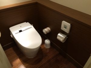 トイレの音や匂いを消す便利な携帯アイテムと実際に気にする人の割合